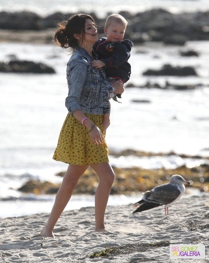 025%7E44 - 17 02 2012 - Selena and Justin on the beach in Malibu California