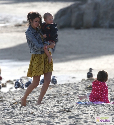 026%7E41 - 17 02 2012 - Selena and Justin on the beach in Malibu California