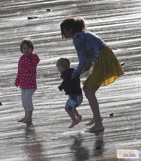 027%7E43 - 17 02 2012 - Selena and Justin on the beach in Malibu California