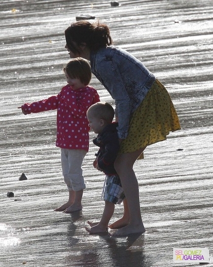 028%7E41 - 17 02 2012 - Selena and Justin on the beach in Malibu California