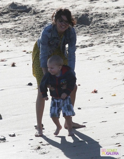 029%7E40 - 17 02 2012 - Selena and Justin on the beach in Malibu California