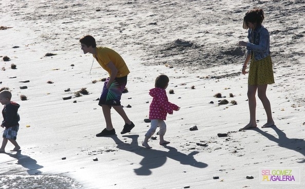 030%7E45 - 17 02 2012 - Selena and Justin on the beach in Malibu California