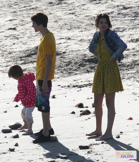 031%7E43 - 17 02 2012 - Selena and Justin on the beach in Malibu California