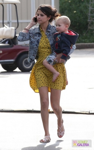 normal_001%7E150 - 17 02 2012 - Selena and Justin on the beach in Malibu California