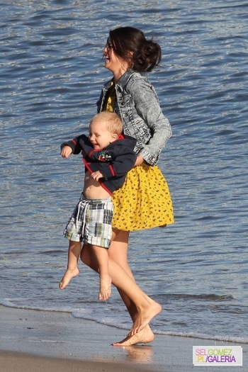 normal_001%7E152 - 17 02 2012 - Selena and Justin on the beach in Malibu California