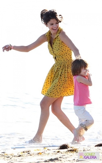 normal_002%7E134 - 17 02 2012 - Selena and Justin on the beach in Malibu California