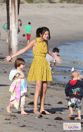 normal_003%7E132 - 17 02 2012 - Selena and Justin on the beach in Malibu California