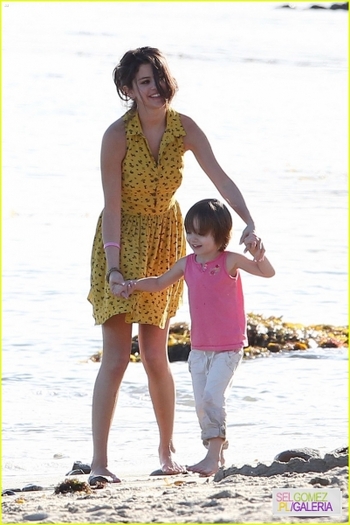 normal_003%7E133 - 17 02 2012 - Selena and Justin on the beach in Malibu California
