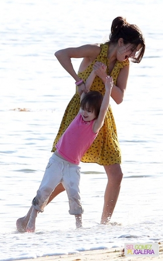 normal_004%7E121 - 17 02 2012 - Selena and Justin on the beach in Malibu California