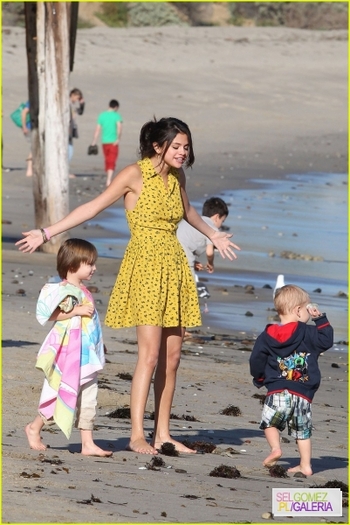 normal_004%7E122 - 17 02 2012 - Selena and Justin on the beach in Malibu California