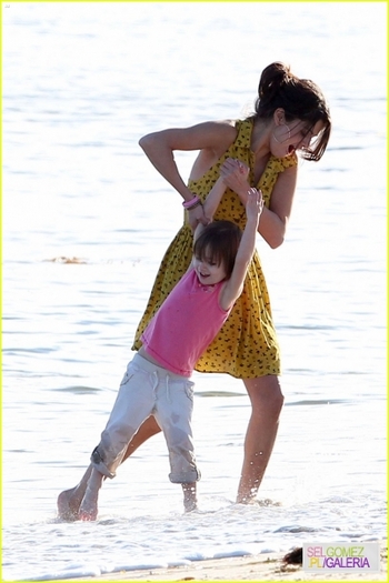 normal_005%7E108 - 17 02 2012 - Selena and Justin on the beach in Malibu California