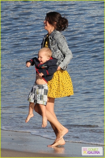 normal_006%7E102 - 17 02 2012 - Selena and Justin on the beach in Malibu California