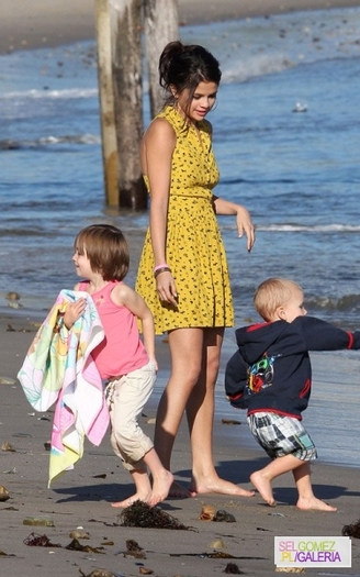normal_007%7E89 - 17 02 2012 - Selena and Justin on the beach in Malibu California