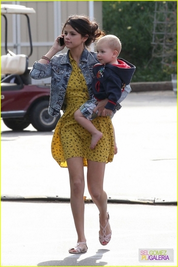 normal_007%7E90 - 17 02 2012 - Selena and Justin on the beach in Malibu California