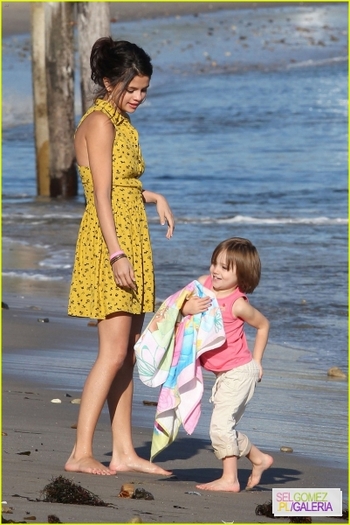normal_008%7E80 - 17 02 2012 - Selena and Justin on the beach in Malibu California