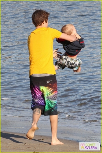 normal_009%7E84 - 17 02 2012 - Selena and Justin on the beach in Malibu California