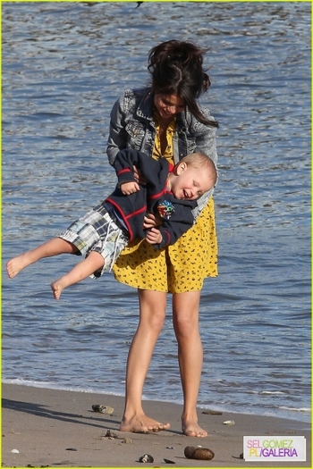 normal_011%7E82 - 17 02 2012 - Selena and Justin on the beach in Malibu California