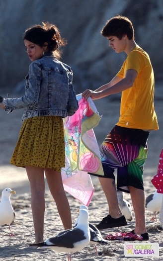 normal_026%7E40 - 17 02 2012 - Selena and Justin on the beach in Malibu California