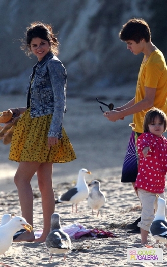 normal_027%7E42 - 17 02 2012 - Selena and Justin on the beach in Malibu California