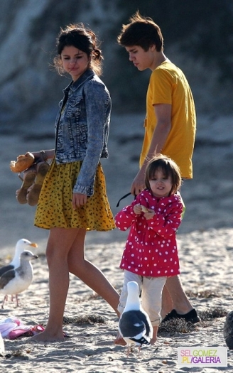 normal_028%7E40 - 17 02 2012 - Selena and Justin on the beach in Malibu California