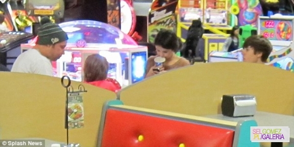 normal_fOqcjl - 15 02 2012 Justin with his siblings in the Chuck E Cheese