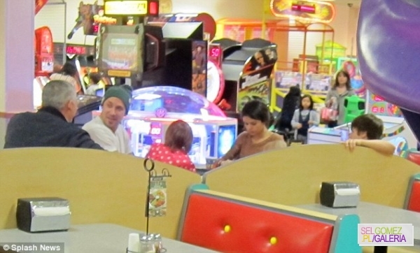 normal_mvUV2l - 15 02 2012 Justin with his siblings in the Chuck E Cheese