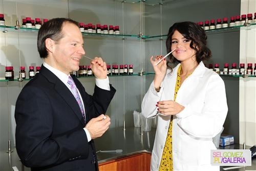 017 - 13 02 2012 - Preparing perfumes and meeting with fans in New York