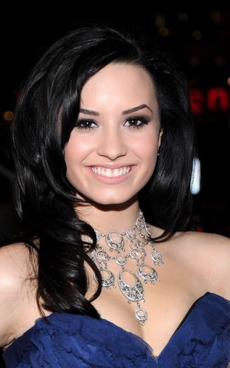 ghici-ale-cui-sunt-picioarele-update-ati-ghicit-era-vorba-despre-demi-lovato - snpl