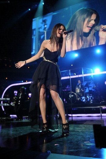 154345_147215815329163_129097287141016_266404_624215_n - December 11th- Z100 s 2010 Jingle Ball