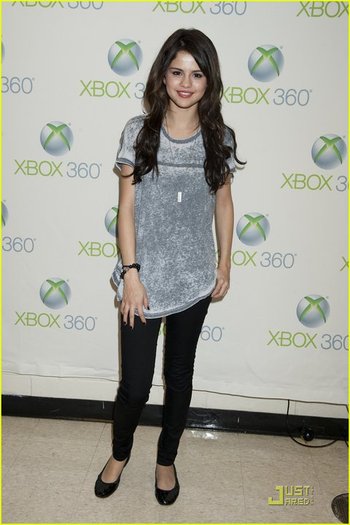 154125_147467218637356_129097287141016_267838_5138984_n - Y100 Jingle Ball 2010 backstage