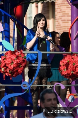 Demi - Demitzu - 09 11 2009 - 2009 Disney Parks Christmas Day Parade Special