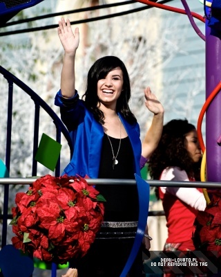 Demi (4) - Demitzu - 09 11 2009 - 2009 Disney Parks Christmas Day Parade Special