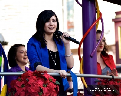 Demi (5) - Demitzu - 09 11 2009 - 2009 Disney Parks Christmas Day Parade Special