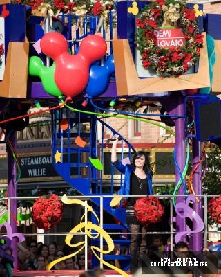 Demi (7) - Demitzu - 09 11 2009 - 2009 Disney Parks Christmas Day Parade Special