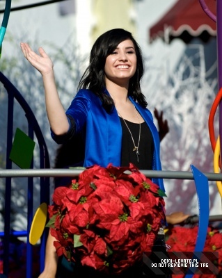 Demi (8) - Demitzu - 09 11 2009 - 2009 Disney Parks Christmas Day Parade Special