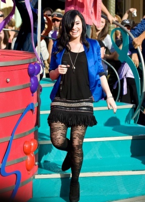 Demi (36) - Demitzu - 09 11 2009 - 2009 Disney Parks Christmas Day Parade Special