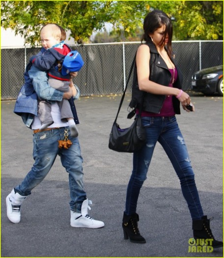 justin-bieber-selena-gomez-benihana-01 - Selena Gomez si Justin Bieber la plaja cu fratele si sora lui