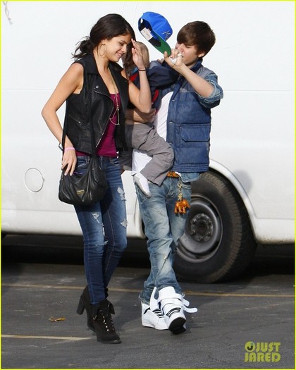 justin-bieber-selena-gomez-benihana-02 - Selena Gomez si Justin Bieber la plaja cu fratele si sora lui