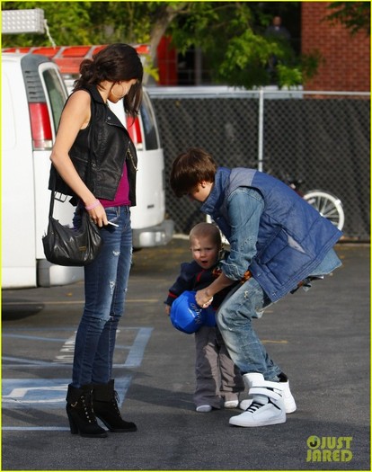 justin-bieber-selena-gomez-benihana-04 - Selena Gomez si Justin Bieber la plaja cu fratele si sora lui