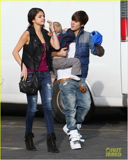 justin-bieber-selena-gomez-benihana-05 - Selena Gomez si Justin Bieber la plaja cu fratele si sora lui