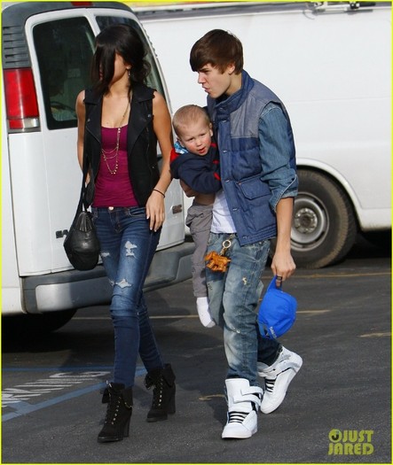 justin-bieber-selena-gomez-benihana-06 - Selena Gomez si Justin Bieber la plaja cu fratele si sora lui