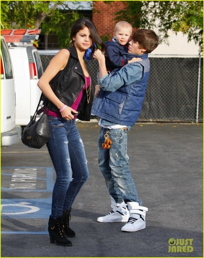 justin-bieber-selena-gomez-benihana-07 - Selena Gomez si Justin Bieber la plaja cu fratele si sora lui
