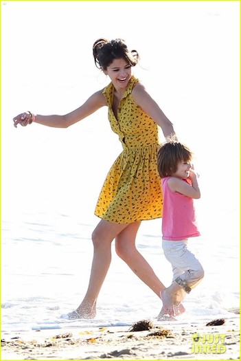 selena-gomez-justin-bieber-siblings-beach-01 - Selena Gomez si Justin Bieber la plaja cu fratele si sora lui