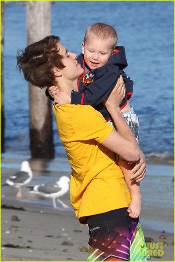 selena-gomez-justin-bieber-siblings-beach-02 - Selena Gomez si Justin Bieber la plaja cu fratele si sora lui