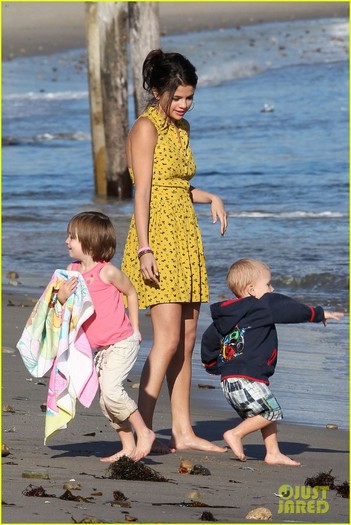 selena-gomez-justin-bieber-siblings-beach-03 - Selena Gomez si Justin Bieber la plaja cu fratele si sora lui