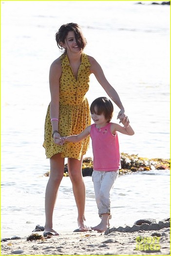 selena-gomez-justin-bieber-siblings-beach-04 - Selena Gomez si Justin Bieber la plaja cu fratele si sora lui