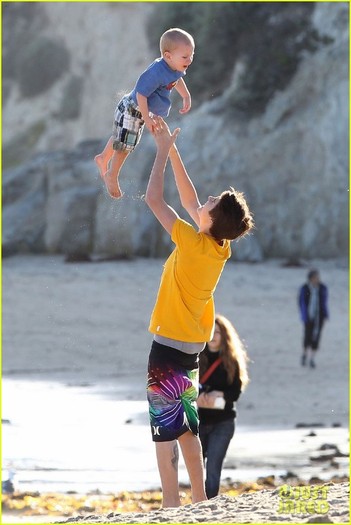 selena-gomez-justin-bieber-siblings-beach-05 - Selena Gomez si Justin Bieber la plaja cu fratele si sora lui