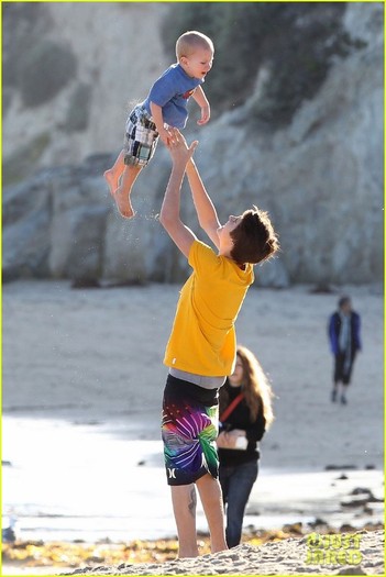 selena-gomez-justin-bieber-siblings-beach-05