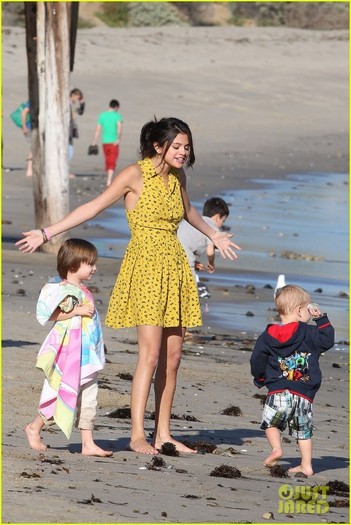 selena-gomez-justin-bieber-siblings-beach-08 - Selena Gomez si Justin Bieber la plaja cu fratele si sora lui