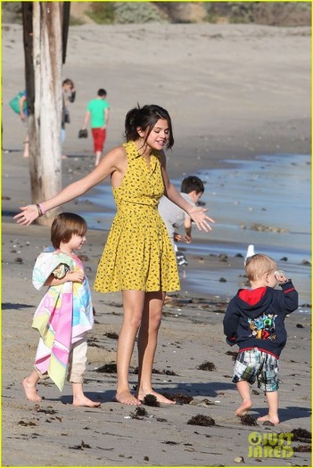 selena-gomez-justin-bieber-siblings-beach-08